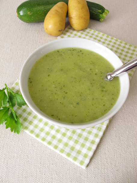 Sopa verde casera con calabacín y patatas
 - Foto, Imagen