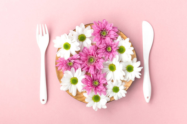 Plate with flowers served - Valokuva, kuva