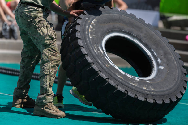 Elevador de soldados Pneu de caminhão enorme e pesado
 - Foto, Imagem