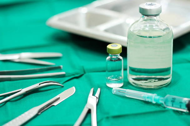 Chirurgické nástroje na stole v operačním sále s injekční stříkačkou - Fotografie, Obrázek