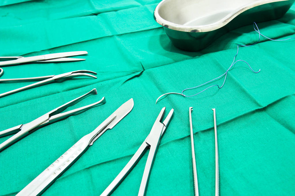 Chirurgische instrumenten op de tafel in de operatiekamer - Foto, afbeelding