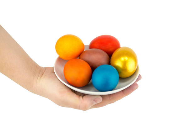 Vícebarevné vejce a golden lež na pánvi v keramický talířek na bílém pozadí - Fotografie, Obrázek