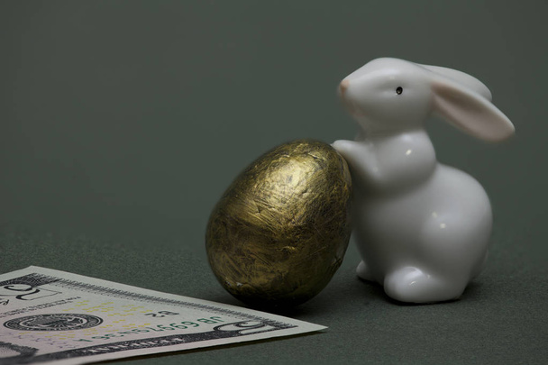  billete, conejo blanco con huevo dorado
  - Foto, Imagen