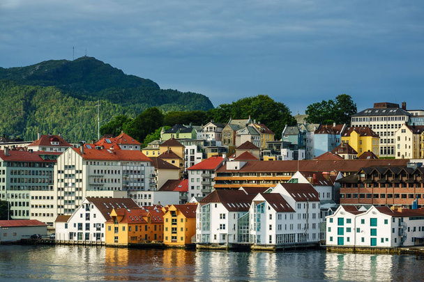 Kijk naar de stad Bergen in Noorwegen - Foto, afbeelding