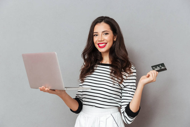 Portrait of a confident woman holding laptop computer - Zdjęcie, obraz