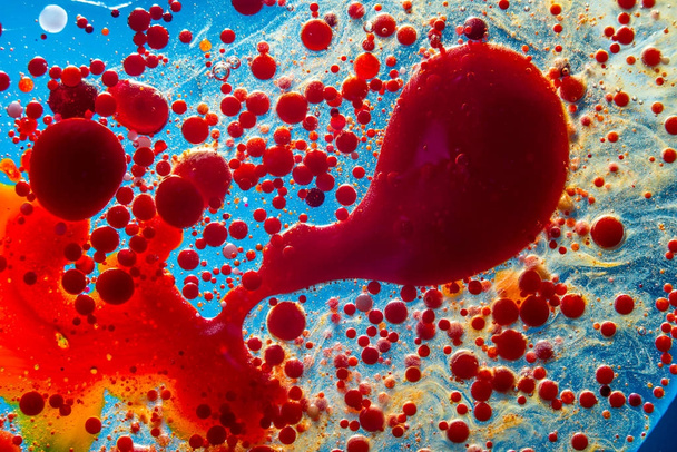 Kırmızı kabarcıklar mavi arka plan portre üzerinde kan hücrelerinin. Soyutlama, tıp ve bilim. Mikro süreçleri ve insan vücudunda hastalık kavramı - Fotoğraf, Görsel