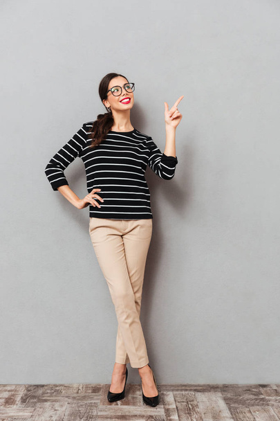 Full length portrait of a smiling businesswoman - Photo, Image