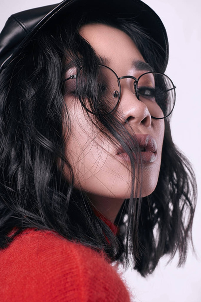 明るいセーターに Georgeous かわいいブルネット アジアの女の子 - 写真・画像