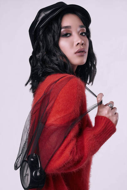 Georgeous χαριτωμένο μελαχρινή ασιατικό κορίτσι στο λαμπερό πουλόβερ - Φωτογραφία, εικόνα