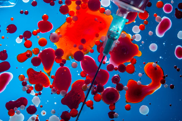 Червоні бульбашки кров'яних тілець на синьому фоні крупним планом. Абстракція медицини та науки. Поняття мікропроцесів і захворювань в організмі людини
 - Фото, зображення