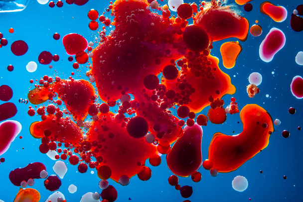 青色の背景のクローズ アップの血液細胞の赤の泡。医学や科学の抽象化です。マイクロ プロセスと人間の体内で疾患の概念 - 写真・画像