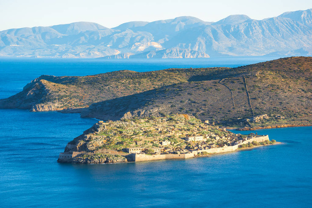 Panoramatický výhled na záliv Elounda slavné vesnice Elounda a ostrov Spinalonga, Kréta, Řecko. - Fotografie, Obrázek