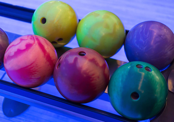 kolorowe piłki bowling żółty różowy leżą w linii z bliska - Zdjęcie, obraz
