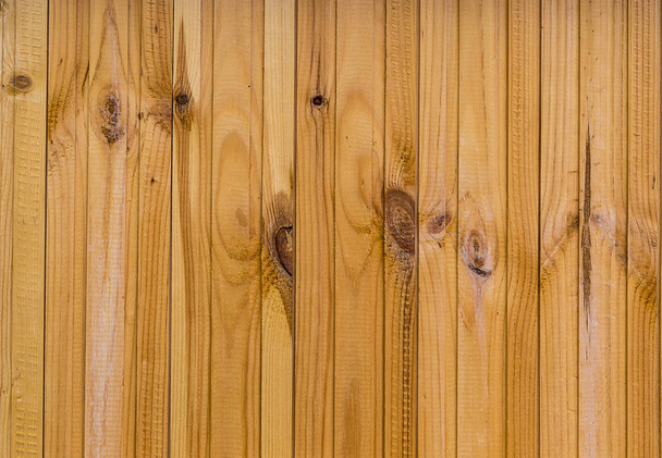 Verticale bestuur beige warm licht houten achtergrondstructuur met jaarlijkse ringen - Foto, afbeelding