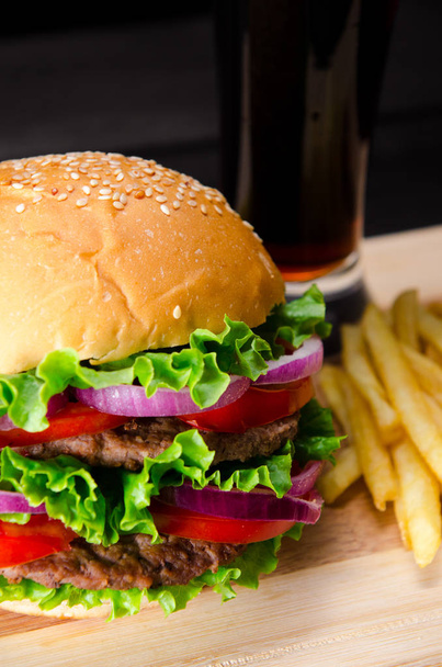 Burger servito in panino in nutrizione concetto di fast food - Foto, immagini