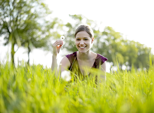  Счастливая молодая женщина с одуванчиком
 - Фото, изображение