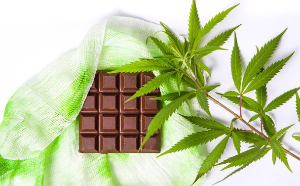 Schokoladenblock mit Marihuana-Blättern - Foto, Bild