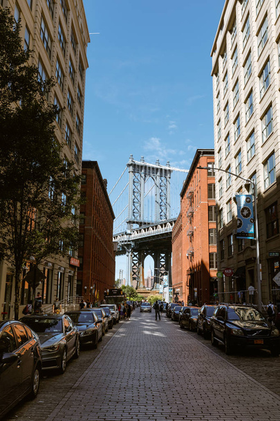 Манхэттенский мост, вид с Дамбо, Нью-Йорк
 - Фото, изображение