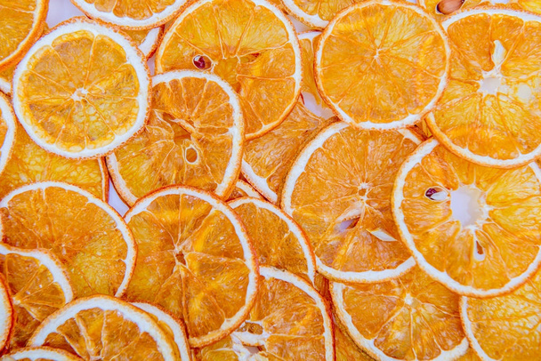 Modello disposto con fette di arancia secca
 - Foto, immagini