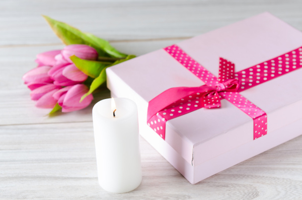 Aziz Sevgililer Günü tatili konseptiyle masaya yerleştirilmiş bir hediye kutusu. - Fotoğraf, Görsel