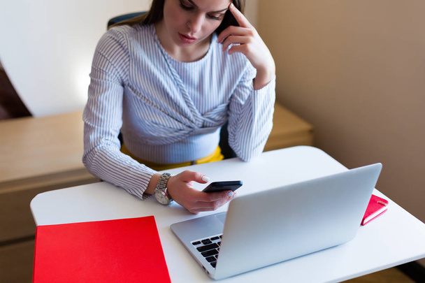Młoda kobieta działa na laptopie w urzędzie - Zdjęcie, obraz