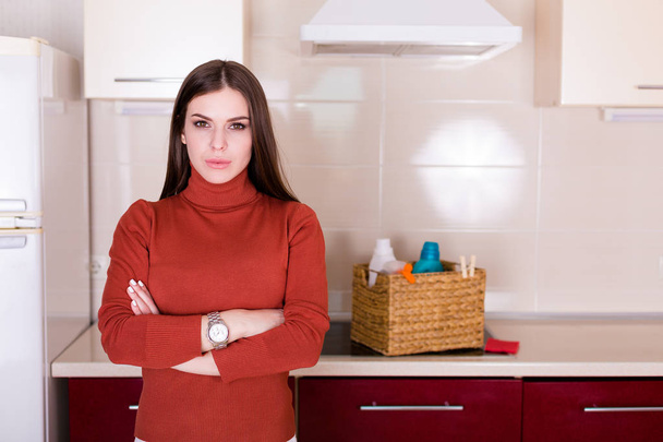 Молодая женщина убирает кухню своей квартиры
 - Фото, изображение