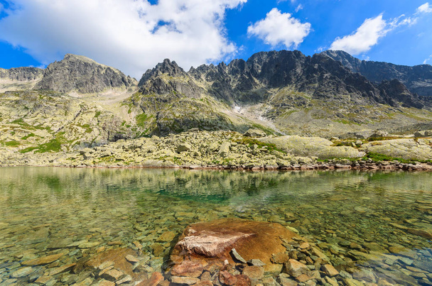 Piedras en el lago alpino en verano, Montañas Tatra, Eslovaquia
 - Foto, Imagen