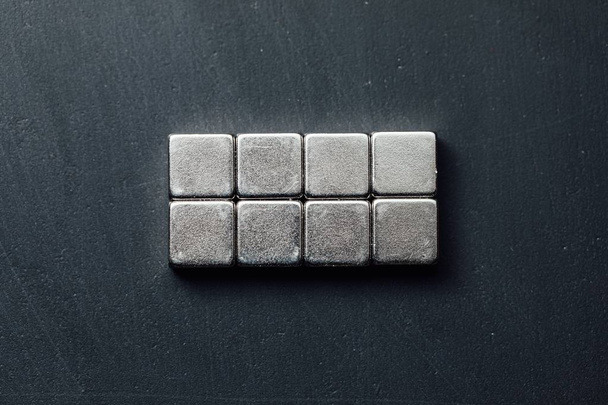 neodímium mágnes terek, fekete háttér - Fotó, kép