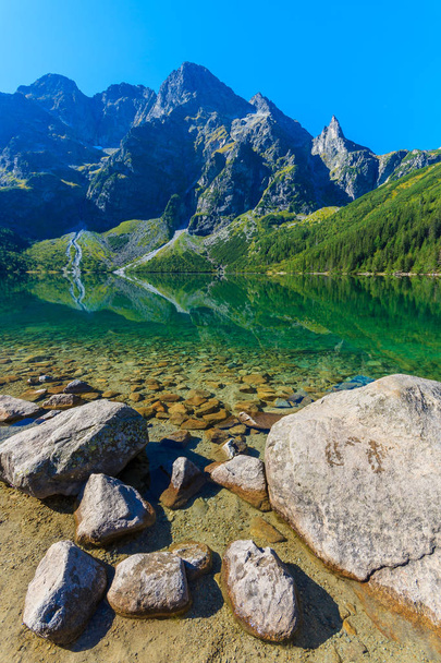 Lago de montaña de agua verde Morskie Oko, Montañas Tatra, Polonia
 - Foto, Imagen