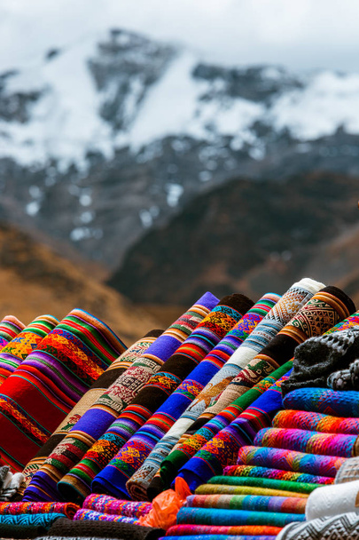 Poncho peruviano, mercato all'aperto, lana alpaca, Perù
 - Foto, immagini
