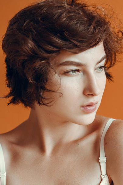 Uma menina bonita e sensual com cabelo encaracolado acordou
 - Foto, Imagem