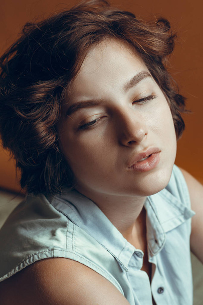 A beautiful and sensual girl with curly hair woke up - Foto, Bild