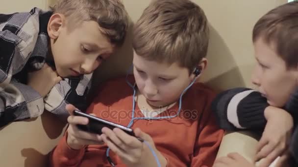 Jongens vriendschap, de technologie en de concept - mannelijke vrienden met smartphone - Video