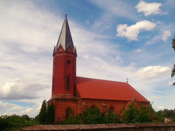 La iglesia protestante del pueblo
 - Foto, Imagen