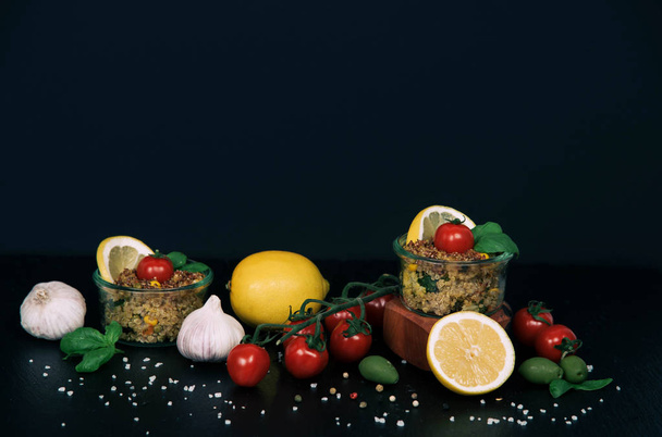 Vegan salade groenten, champignons en quinoa. - Foto, afbeelding