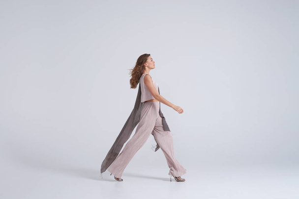 Mulher modelo andando em roupas tendência
 - Foto, Imagem