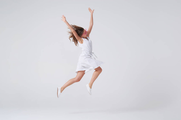 Cheerful beautiful young woman jumping  - Foto, afbeelding