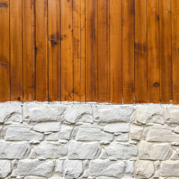 Фон каменной стены. Каменная стена, окрашенная в белый цвет, фактура дерева в качестве фона. Деревянная роспись
. - Фото, изображение