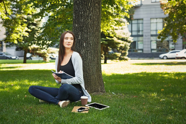 Fiatal nő ül a fűben notebook - Fotó, kép