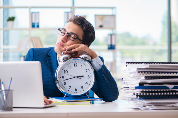 Бизнесмен с гигантскими часами не может уложиться в сроки и мисси - Фото, изображение