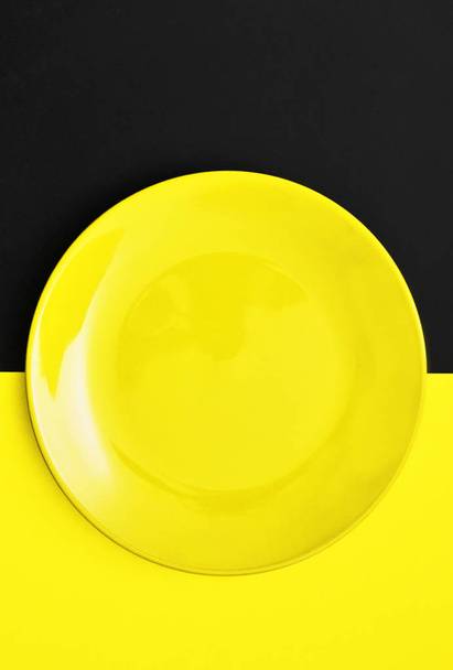 Prázdný talíř zelený na abstraktní pozadí - Fotografie, Obrázek