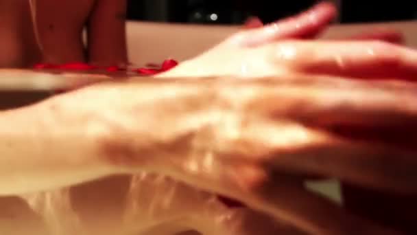 Sexy hermosa mujer en un baño grande con pétalos de rosa
 - Metraje, vídeo