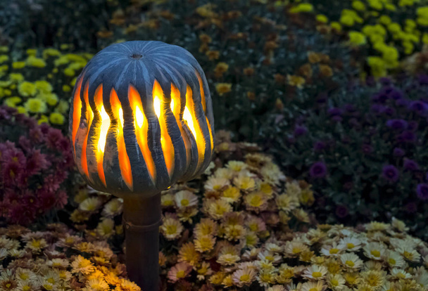 decoración de linterna mágica para unas vacaciones de otoño halloween, textura brillante con espacio de copia sobre un fondo floral primer plano
 - Foto, Imagen
