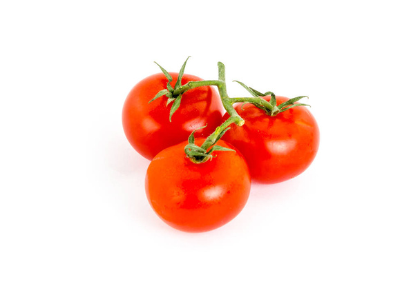 soczyste pomidory dojrzałe gałąź na na białym tle. Pyszne przekąski zdrowych warzyw - Zdjęcie, obraz