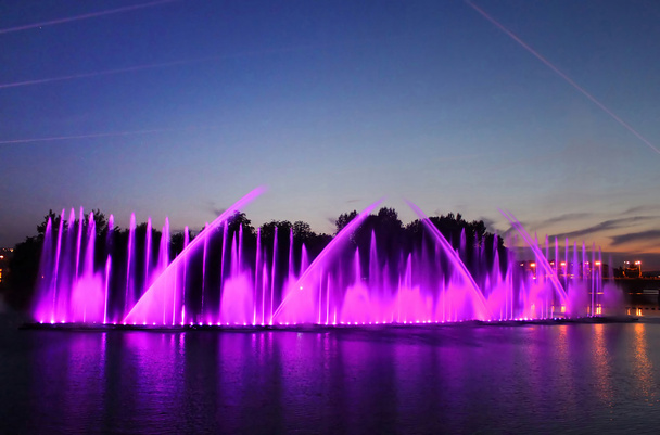 größter Springbrunnen am Fluss wurde in Winniza eröffnet - Foto, Bild