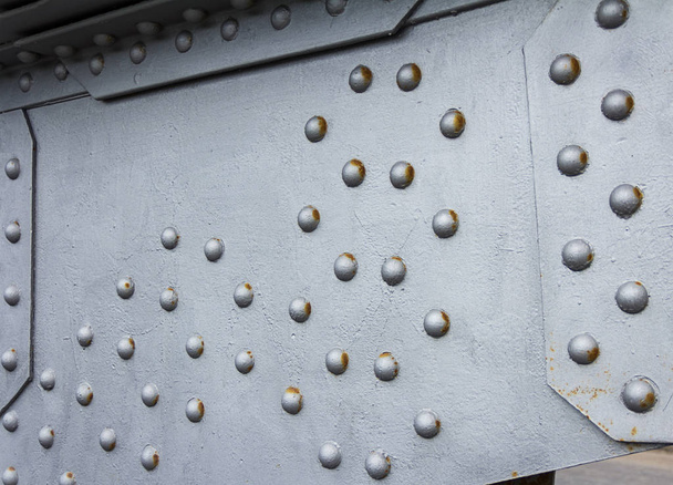 elemento ponte fundo metálico, techno textura base de aço prata com rebites
 - Foto, Imagem