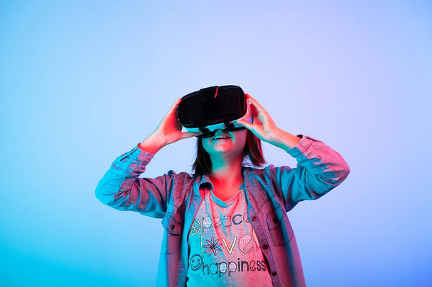Enfant expérimentant avec casque de réalité virtuelle
 - Photo, image