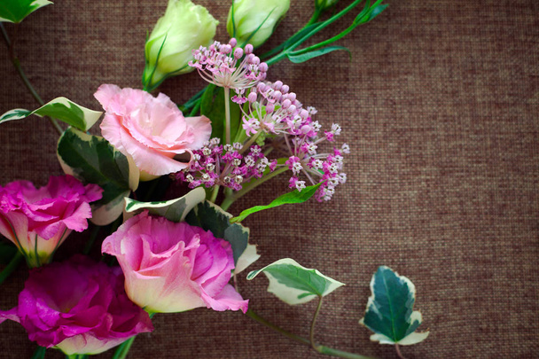 花束美しいトルコギキョウの花 (トルコギキョウ、リンドウ チューリップ、eus - 写真・画像