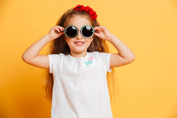 Little cute pretty girl standing isolated wearing sunglasses - Foto, afbeelding