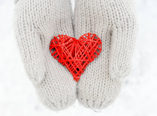 Hände in Handschuhen mit rotem Herz - Foto, Bild